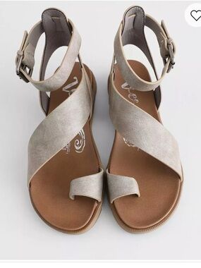 Neutral metallic silver flat strappy sandals Very G  Women's size 10